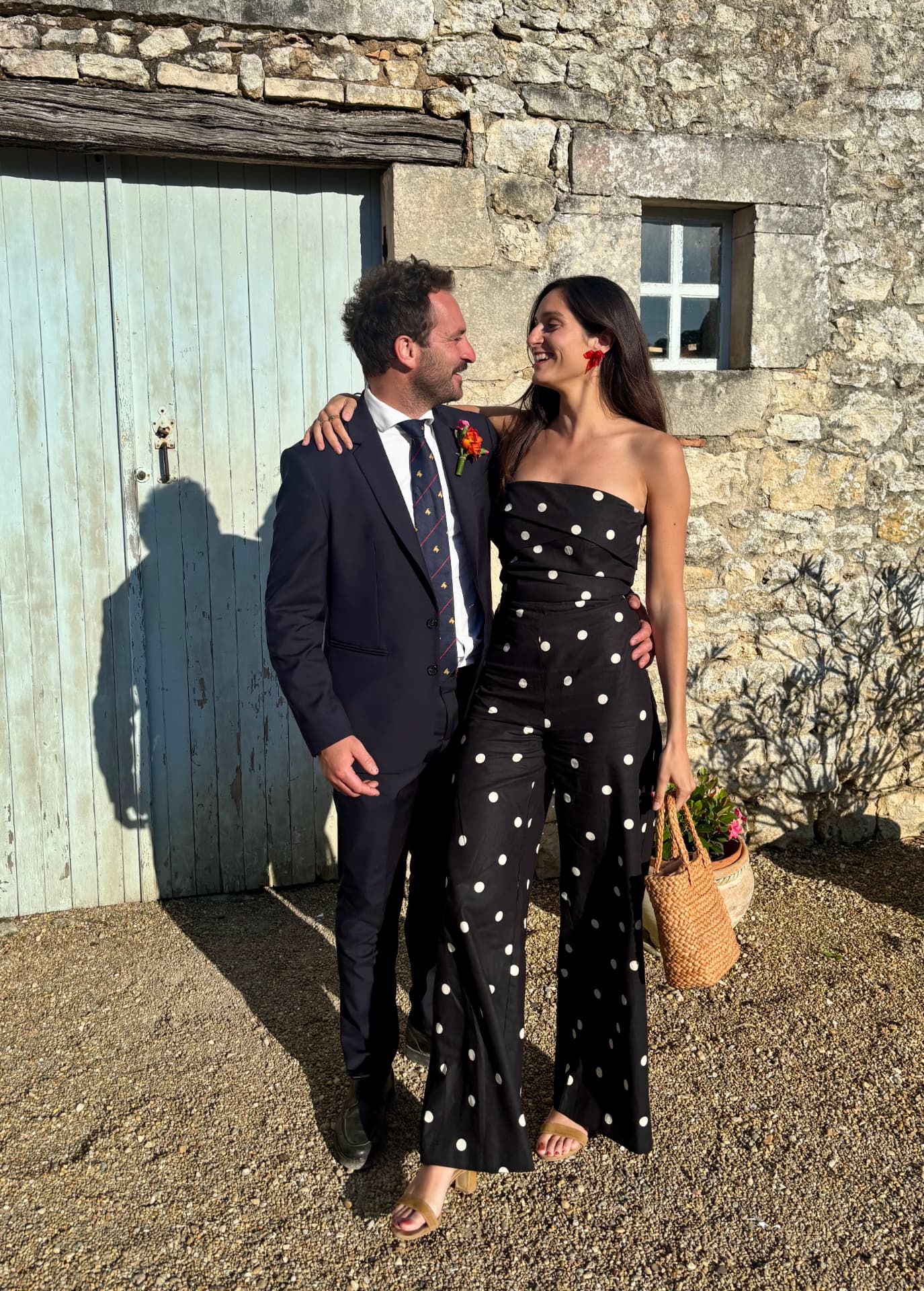 Charlotte et Louis élégants devant une maison en pierre