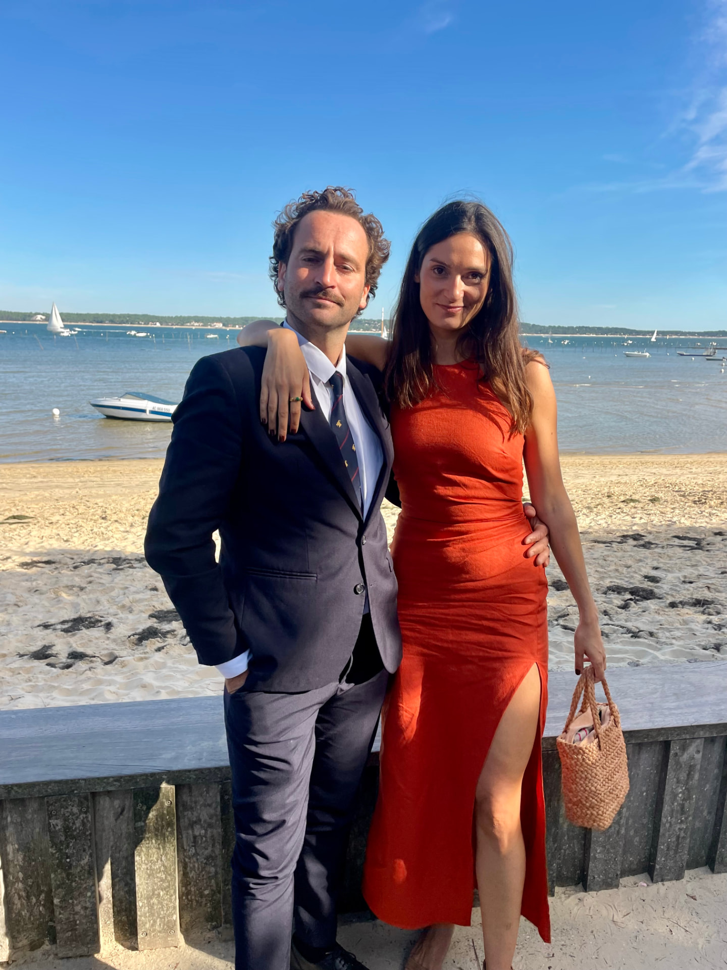 Charlotte et Louis élégants au bord de l'eau