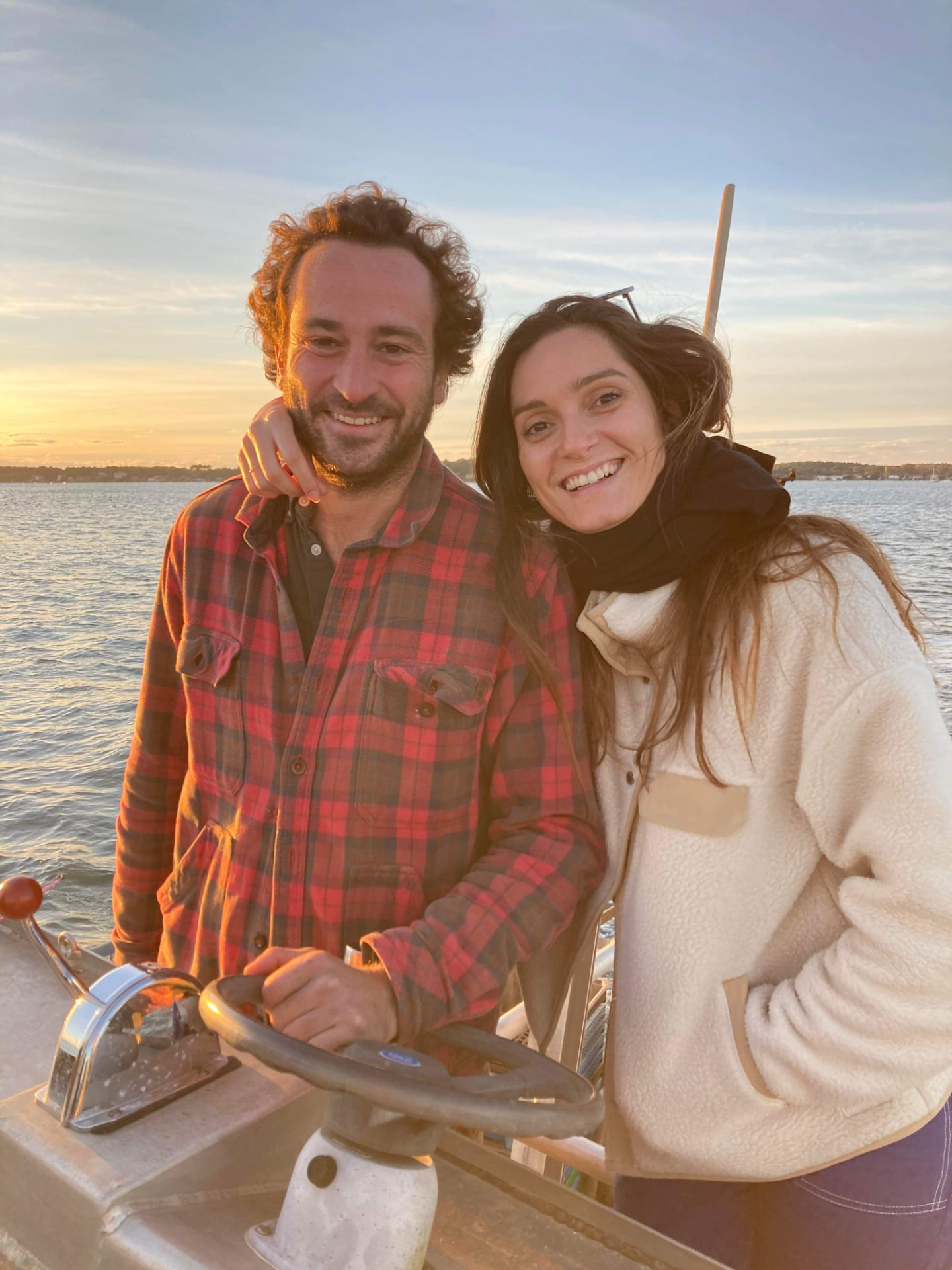 Charlotte & Louis à la barre du bateau, lumière dorée
