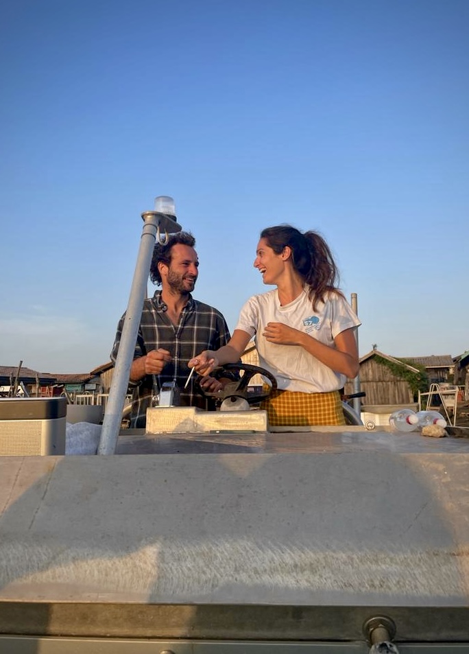 Charlotte & Louis en bateau devant les cabanes ostréicoles